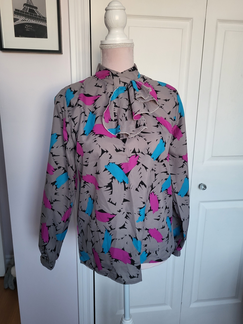 Vintage Women’s Grey Ruffle-Neck Blouse with Pink & Teal Feather Print sz 12